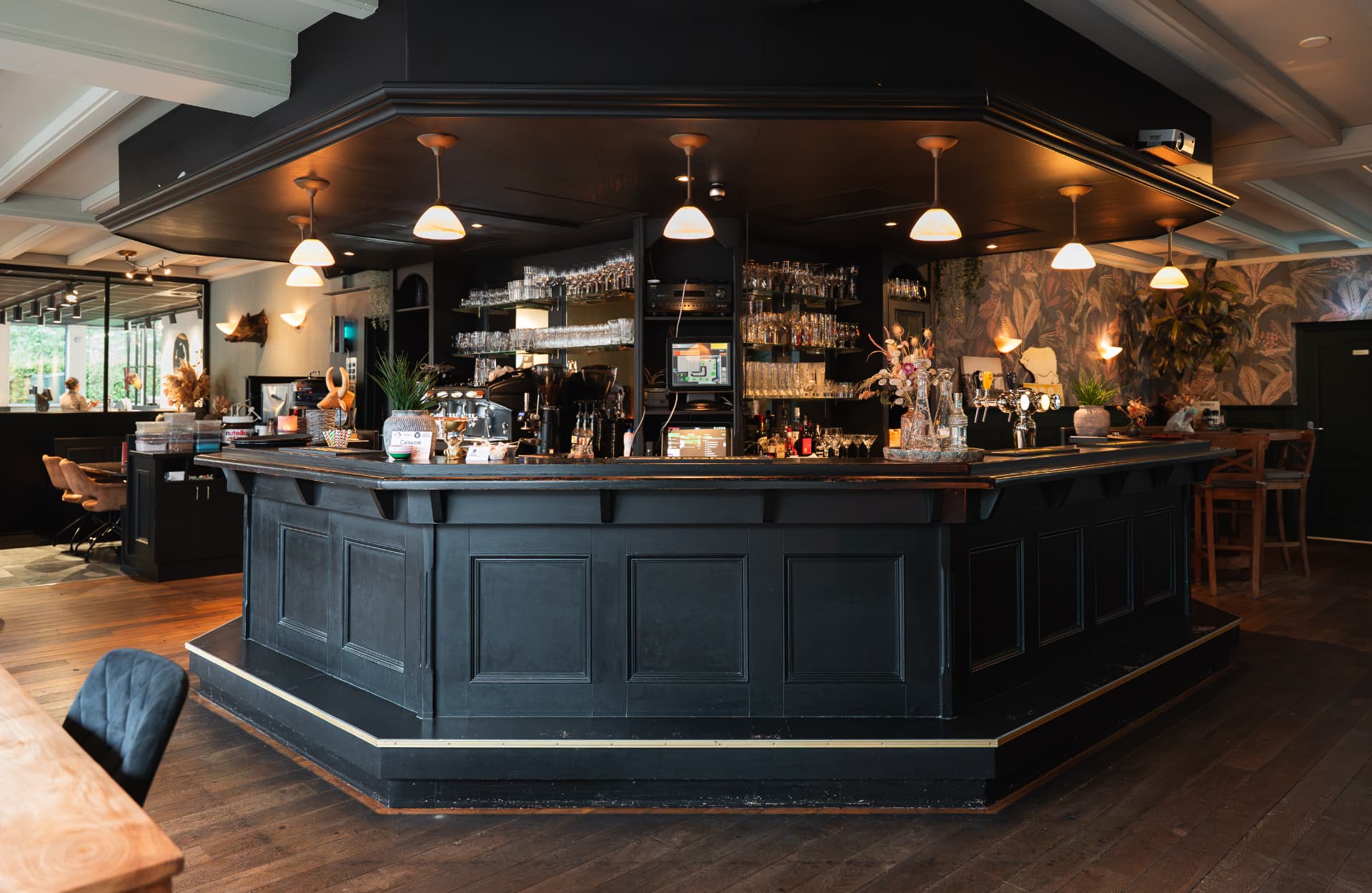 De bar en het interieur van Bistro de Beenhouwer