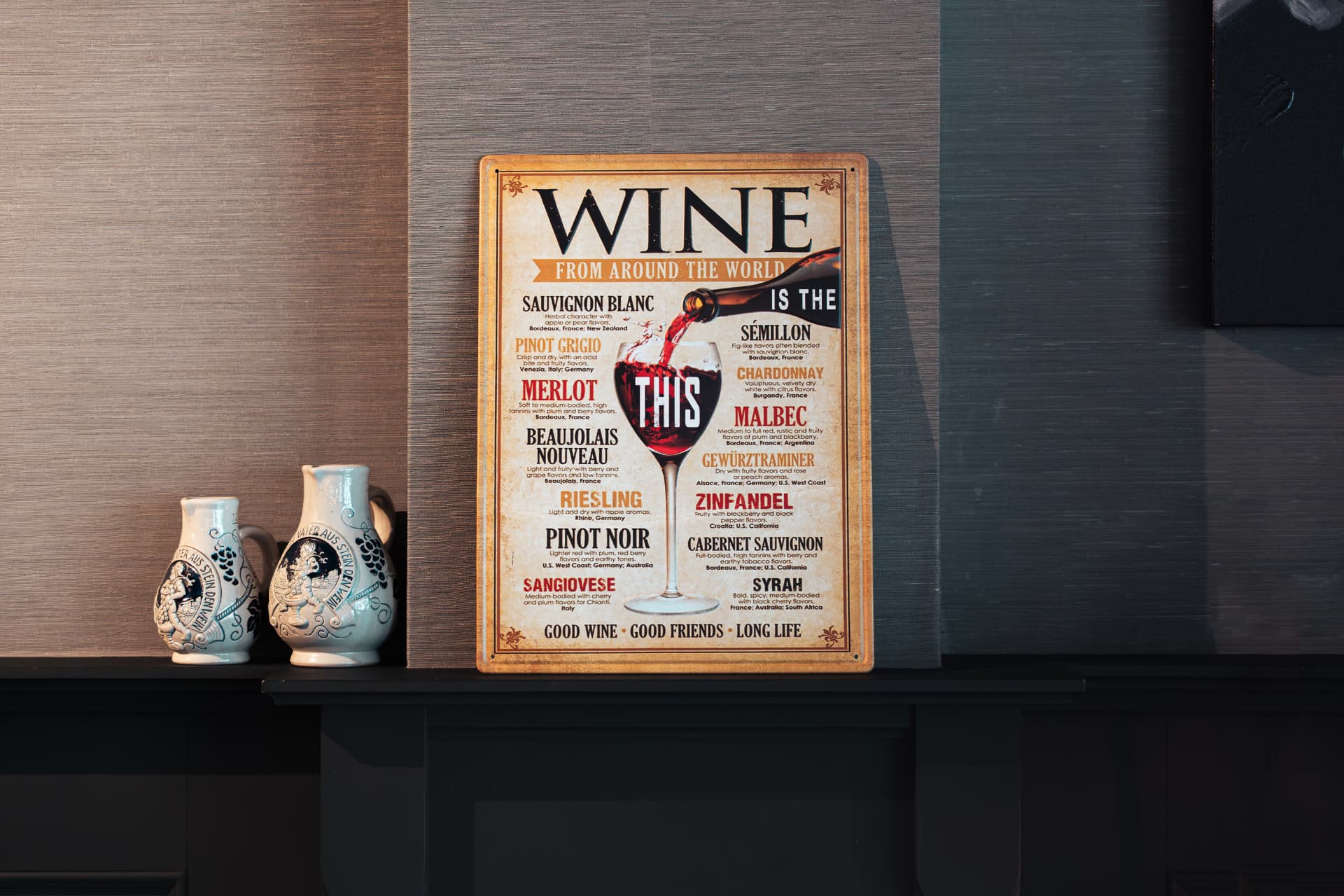 Een ingelijste wijnposter en decoratie in de bistro