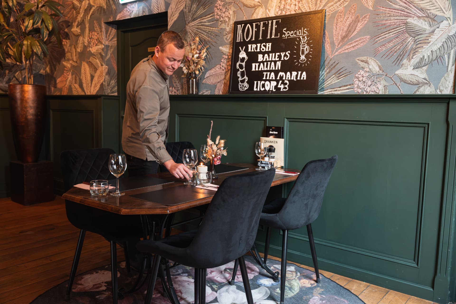 Een tafel wordt verzorgd in Bistro de Beenhouwer